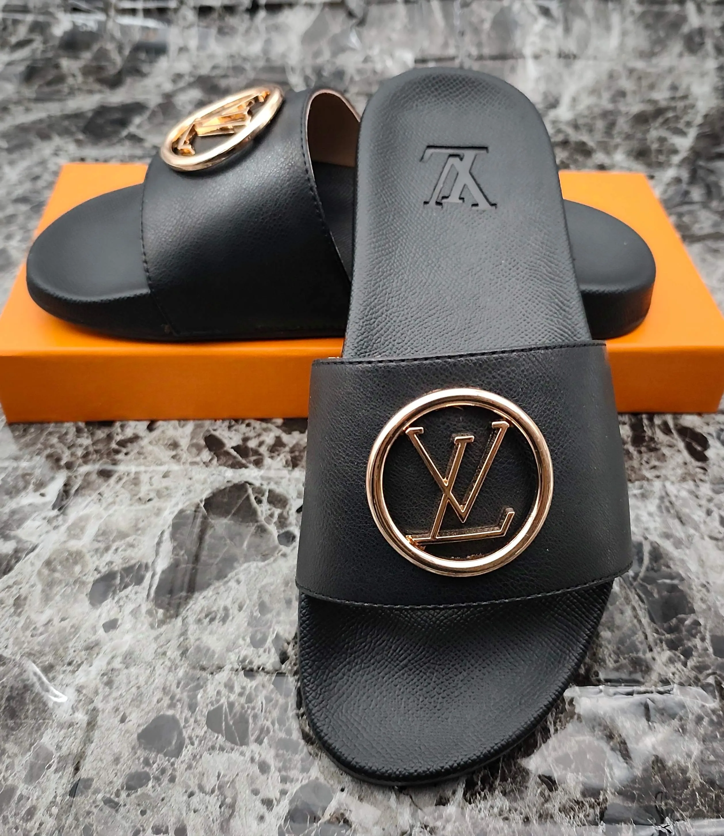 👟👟Ex-factory price 280👟👟 (available all year round) same style for men and women, size 35--48. Couple style🎗Louis Vuitton "LV" slippers, a much-anticipated one, so beautiful that it will melt your hearts❤! It is simply a masterpiece of extraordinary craftsmanship. It is a must-have for everyone. It is made by open mold. It feels Q-bounce and super soft on the feet. It is super delicate on the feet. It is an exclusive model. There are many layouts, so there is always one you like🎉🎉
